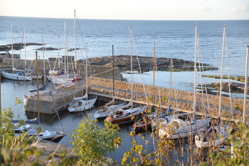 Boote im Abendlicht im Hafen von Gudhjem auf der Insel Bornholm, Dänemark