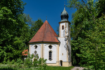 Fototapeta na wymiar Geschichtsträchtige Wallfahrtskirche Maria Elend bei Dietramszell
