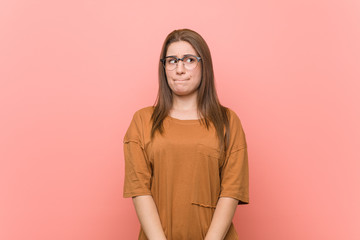 Obraz premium Young student woman wearing eyeglasses confused, feels doubtful and unsure.