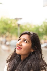 Obraz premium Young indian woman enjoying visiting a new city