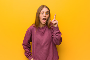 Young casual woman having an idea, inspiration concept