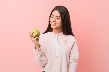 Young arab woman holding an apple