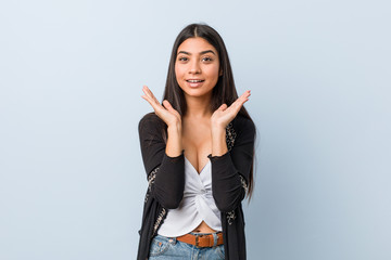 Obraz premium Young natural and pretty arab woman surprised and shocked.