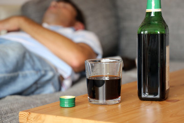 Alkoholiker betrinkt sich zuhause