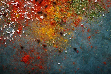 Fototapeten Verschiedene Gewürze auf dem Tisch verstreut, rotes Paprikapulver, Kurkuma, Salz, Nelken, Pfeffer © TanyaJoy