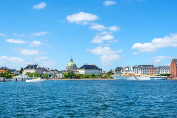 Obraz premium Beautiful architecture of Copenhagen on the canal with ships and yachts. Bright sunny day. Architecture.