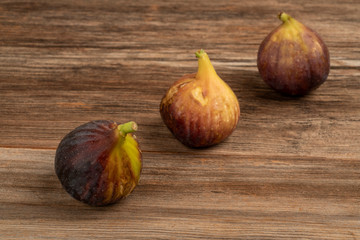 Fototapeta premium fresh and ripe figs on a wooden table