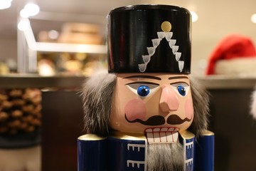 Nahaufnahme von einem blauen Nussknacker aus Holz in der Weihnachtsabteilung eines Kaufhauses