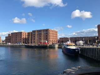 Obraz premium Summer in Liverpool - Albert dock