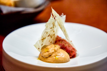 The sauce of mustard with beef tartare embellished with chips