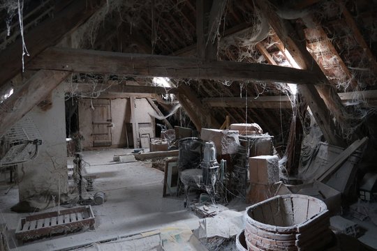Vieux grenier poussi&eacute;reux avec des toiles d&rsquo;araign&eacute;es