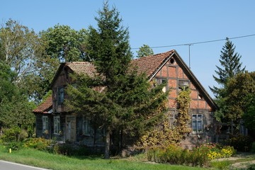 Fototapeta na wymiar Old, nice wooden house in village in Zulawy (Marshland), Żuławy Elbląskie, Poland