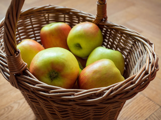 Äpfel in Weidenkorb