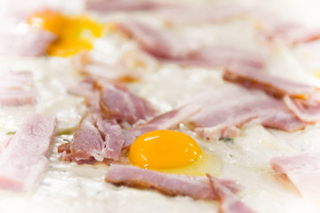 quail egg with bacon for pizza