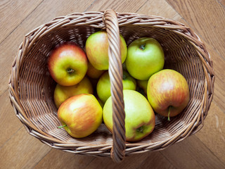 Äpfel in Weidenkorb