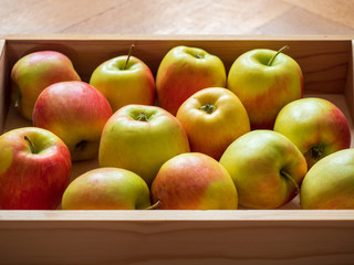Äpfel in Holzkiste