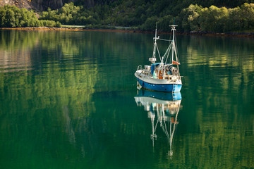 Obraz premium Small beautiful boat in a lake or in a large river