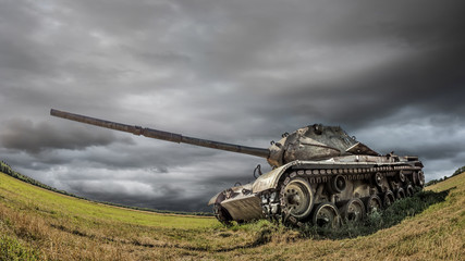 Alter Panzer aus dem ersten oder zweiten Weltkrieg