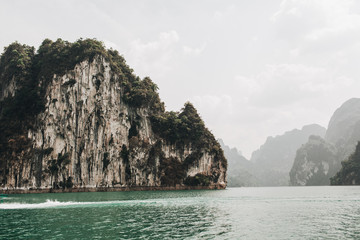 Îles exotiques et tropicales vert foncé avec rochers et lac vert au lac Cheow Lan, Khao Phang, district de Ban Ta Khun, Thaïlande. Voyage vacances et concept d& 39 aventure.