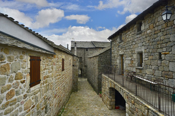 Fototapeta na wymiar Plongée dans La Garde-Guérin (48800 Prévenchères) village médiéval, département de la Lozère en région Occitanie, France