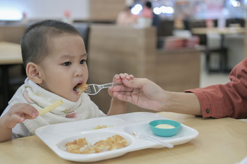 The little boy was eating lunch happily. happy a family time.