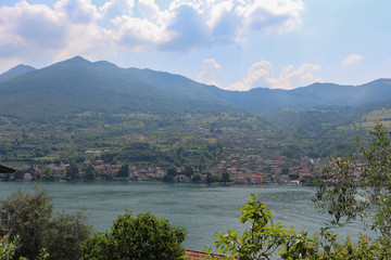 Fototapeta na wymiar Italie - Lac d'Iseo - Sulzano vue de l'ile de Monte Bello