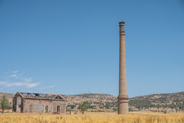 Fototapeta na wymiar Chimenea industrial en ruinas