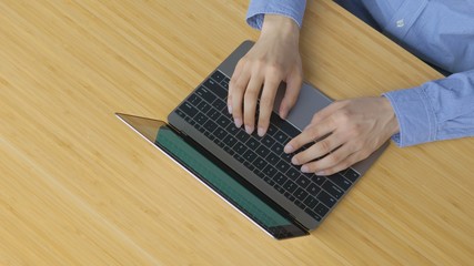 男性・パソコン