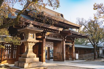 Obraz premium 湊川神社 夕陽に照らされた表門