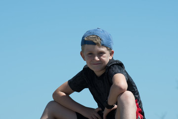 Jeune enfant avec casquette