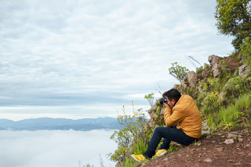 approach to a photographer that focuses on the horizon at the top of the mountain