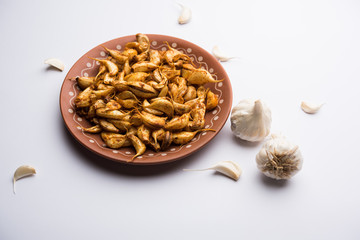 Garlic Fry or Tala Hua Lahsun in hindi, is a popular side dish or snacks from maharashtra, India