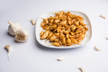Garlic Fry or Tala Hua Lahsun in hindi, is a popular side dish or snacks from maharashtra, India