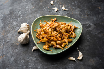 Garlic Fry or Tala Hua Lahsun in hindi, is a popular side dish or snacks from maharashtra, India