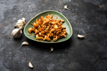 Garlic Fry or Tala Hua Lahsun in hindi, is a popular side dish or snacks from maharashtra, India