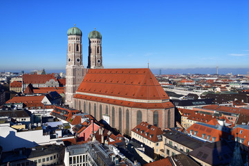 Blick auf die Frauenkirche und die Stadt München