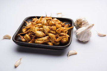 Garlic Fry or Tala Hua Lahsun in hindi, is a popular side dish or snacks from maharashtra, India