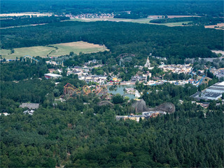 vue aérienne du parc Astérix au nord de Paris