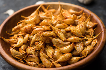 Garlic Fry or Tala Hua Lahsun in hindi, is a popular side dish or snacks from maharashtra, India