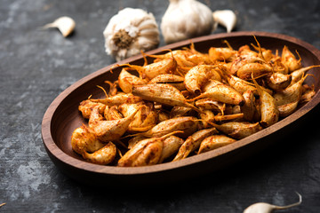 Garlic Fry or Tala Hua Lahsun in hindi, is a popular side dish or snacks from maharashtra, India