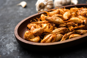Garlic Fry or Tala Hua Lahsun in hindi, is a popular side dish or snacks from maharashtra, India