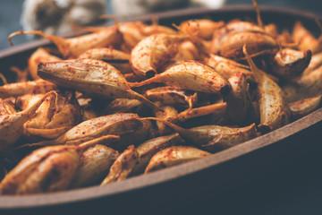 Garlic Fry or Tala Hua Lahsun in hindi, is a popular side dish or snacks from maharashtra, India