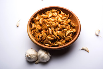 Garlic Fry or Tala Hua Lahsun in hindi, is a popular side dish or snacks from maharashtra, India