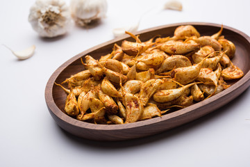 Garlic Fry or Tala Hua Lahsun in hindi, is a popular side dish or snacks from maharashtra, India