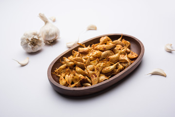 Garlic Fry or Tala Hua Lahsun in hindi, is a popular side dish or snacks from maharashtra, India