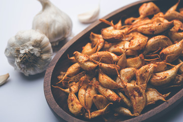 Garlic Fry or Tala Hua Lahsun in hindi, is a popular side dish or snacks from maharashtra, India