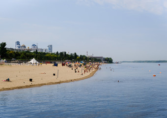 Obraz premium Summer beach on the waterfront of the city
