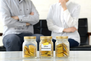 退職後のお金について考える夫婦