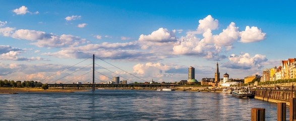 Panorama Düsseldorf Rhein Promenade Rheinbrücke