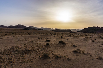 Tramonto lunare nel deserto